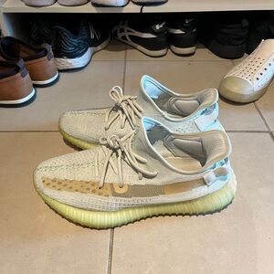 Yeezy 350 v2 hyperspace